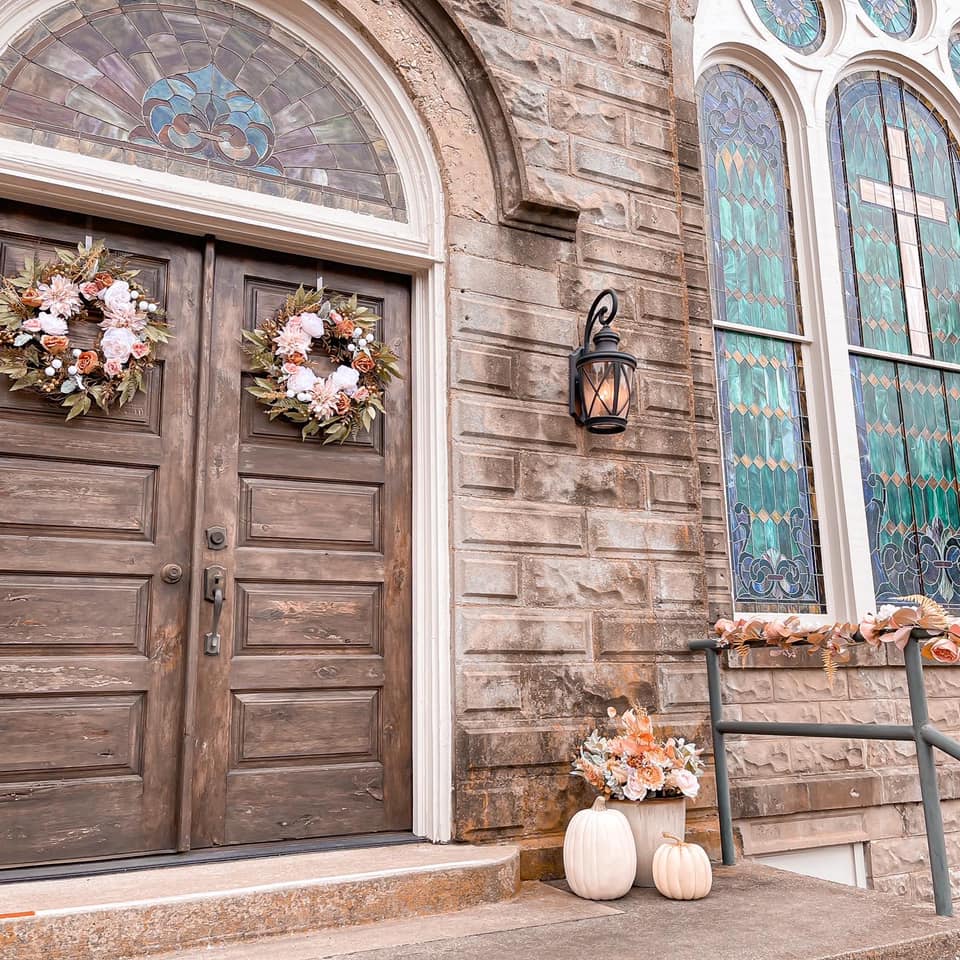 simple fall decor outside wedding venue